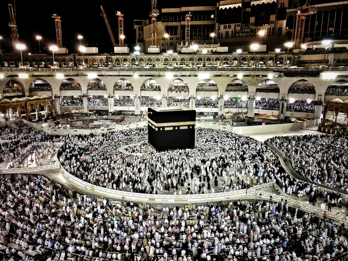 Ka'bah dikelilingi jemaah pada malam hari