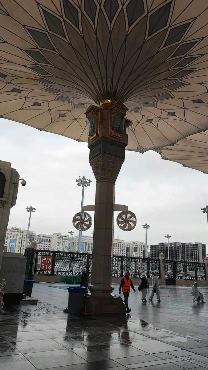 Pilar dan payung Masjid Nabawi
